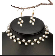 Load image into Gallery viewer, Zig Zag White Choker With Earrings